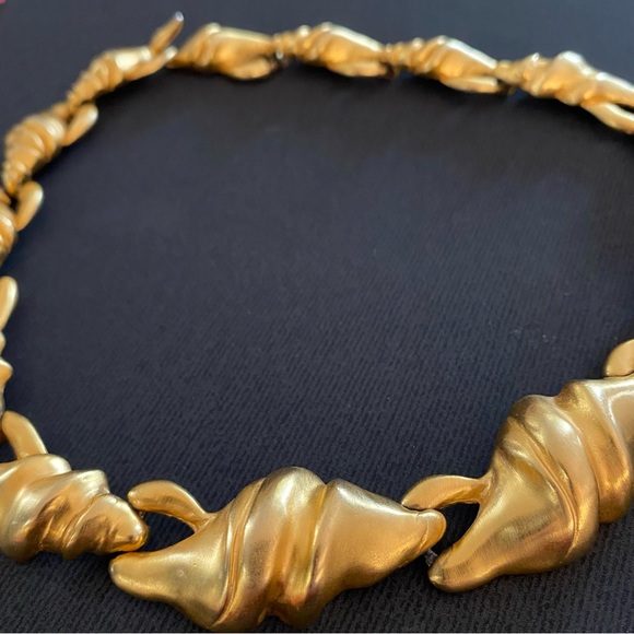 Vintage Seashell Gold Collar Necklace - Picture 7 of 9